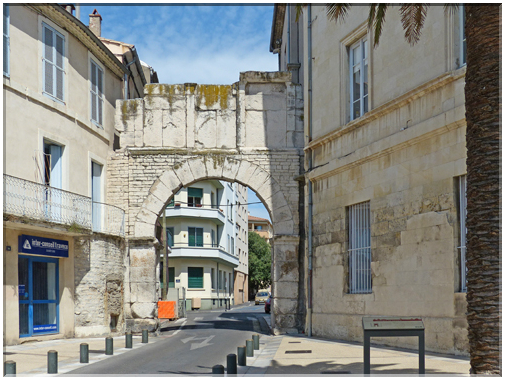 9266 Nîmes_La face externe de la Porte de France.JPG