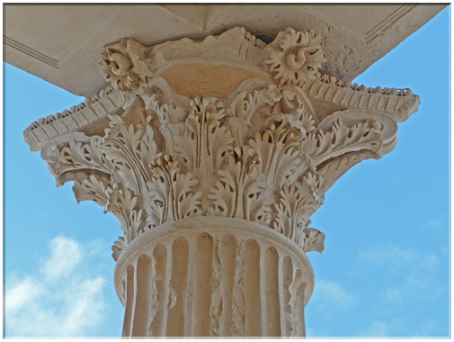 9268 Nîmes_Gros plan sur l'un des chapiteaux corinthiens de la Maison Carrée.JPG