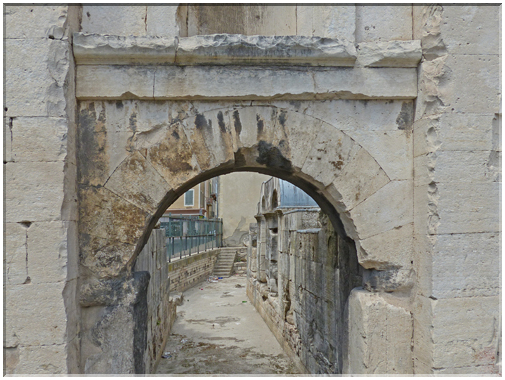 9269 Nîmes_Le passage des piétons à la Porte Auguste.JPG