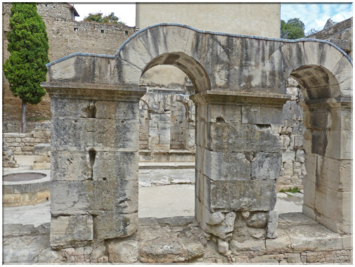 9270 Nîmes_Les arcades séparant les chars et les piétons à la Porte Auguste.JPG