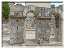 9270 Nîmes_Les arcades séparant les chars et les piétons à la Porte Auguste.JPG