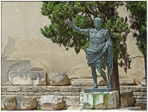 9271 Nîmes_Le bronze d'Auguste à la Porte Auguste.JPG