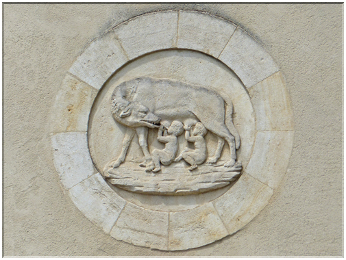 9272 Nîmes_La louve allaitant Rémus et Romulus à la Porte Auguste.JPG