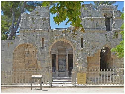 9275 Nîmes_Le temple de Diane.jpg