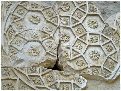 9276 Nîmes_Un gros plan sur la rosace du temple de Diane.jpg