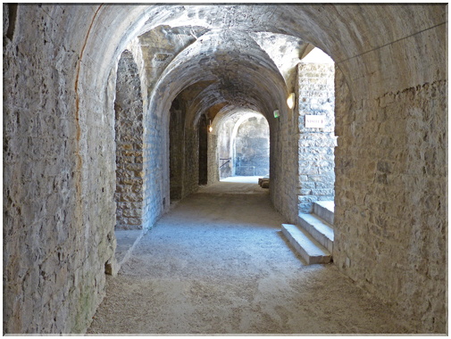 9281 Orange_Un corridor d'accès à la cavea.JPG