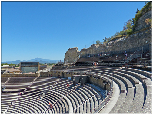 9282 Orange_Les gradins de la cavea.JPG