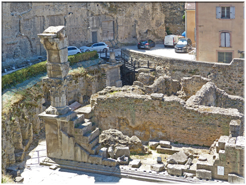 9283 Orange_Le temple romain jouxtant le théâtre.JPG