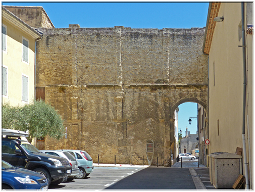 9284 Orange_Le mur romain de la rue du Pontillac.JPG