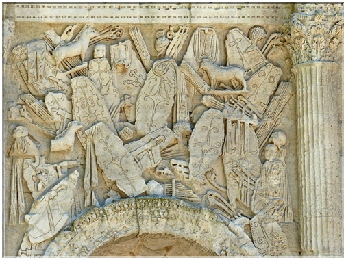 9288 Orange_Bas-relief en bas à gauche sur la  face nord.JPG