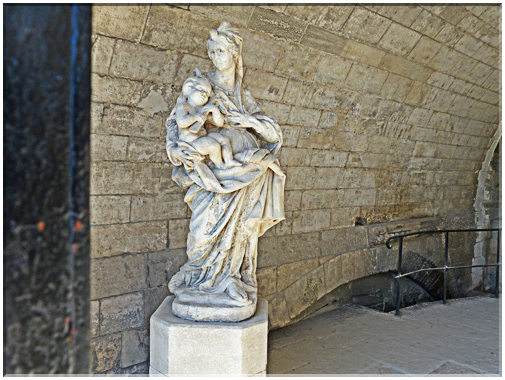 9292 Avignon_La statue de la Vierge Marie et de l'enfant Jésus.JPG