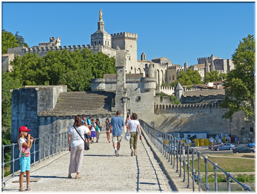 9293 Avignon_Le palais des Papes vu du pont.JPG