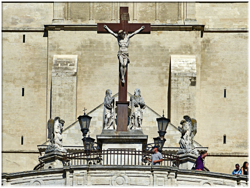 9296 Avignon_Le calvaire sur le parvis de la cathédrale.JPG