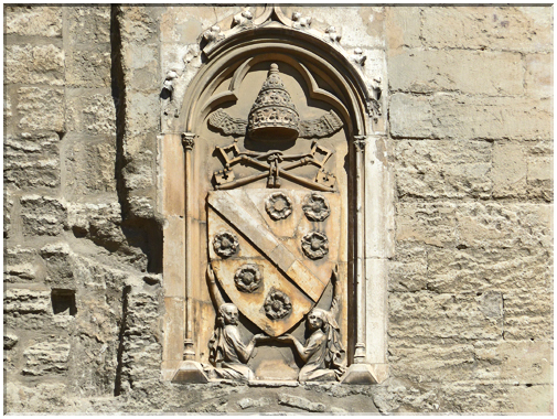9298 Avignon_Les armoiries de Clément VI à la porte des Champeaux.JPG