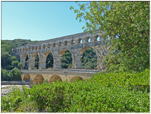 9300 Pont du Gard_Il est dans un écrin de verdure.JPG