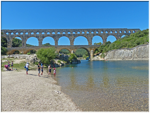 9301 Pont du Gard_Il enjambe le Gardon.JPG