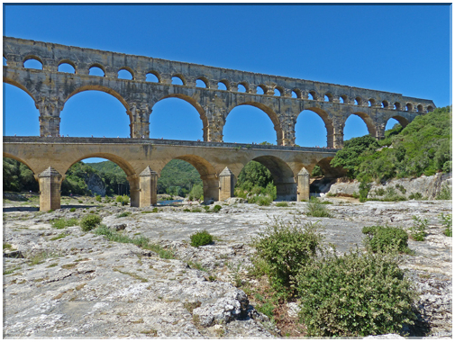 9302 Pont du Gard_Il est un élément de l'aqueduc Uzès-Nîmes (50 km).JPG