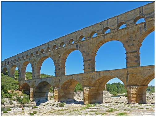 9303 Pont du Gard_Il fait 360 m de long pour 50 m de haut sur 3 niveaux.JPG