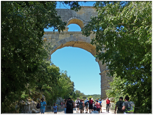 9304 Pont du Gard_Il a été construit il y a 2000 ans et a servi durant 5 siècles.JPG