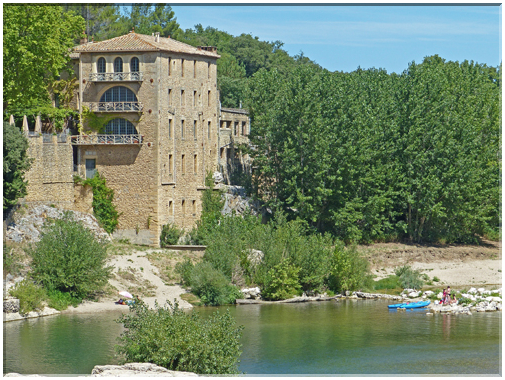 9305 Pont du Gard_Le vieux moulin qui puise sa force motrice dans le Gardon.JPG