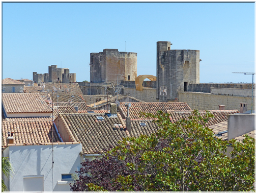 9309 Aigues-Mortes_La porte de l'Organeau et celle des Moulins.JPG