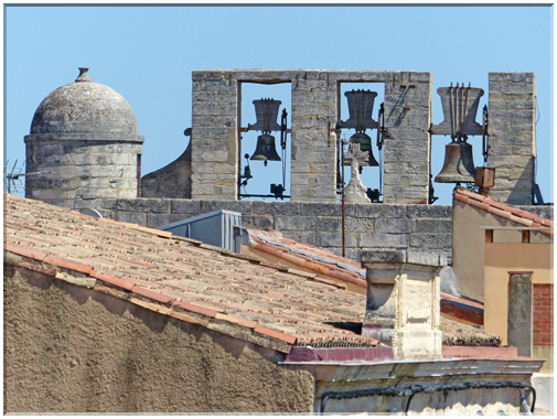 9314 Aigues-Mortes_Les cloches de Notre-Dame des Sablons.JPG