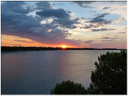9318 Camargue_Un levé de soleil sur l'étang du Ponant.JPG
