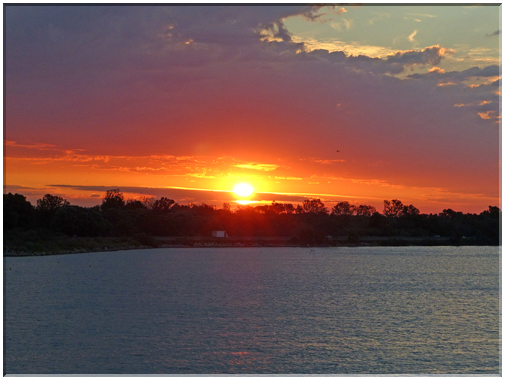 9319 Camargue_Un levé de soleil sur l'étang du Ponant.JPG