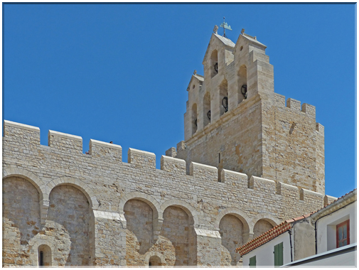 9329 Saintes-Maries de la Mer_L'église fortifiée datant du XIIe siècle.jpg
