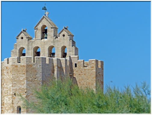 9330 Saintes-Maries de la Mer_L'église et son mur de cloches.JPG