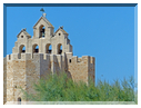 9330 Saintes-Maries de la Mer_L'église et son mur de cloches.JPG