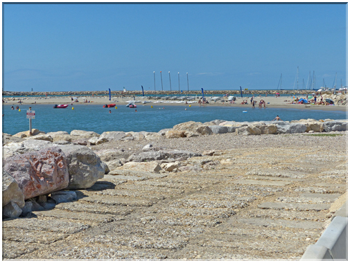 9335 Saintes-Maries de la Mer_La plage et le port de plaisance.JPG