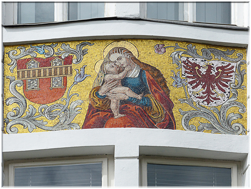 9372 Innsbruck_Un panneau en mosaque décorant une façade.jpg