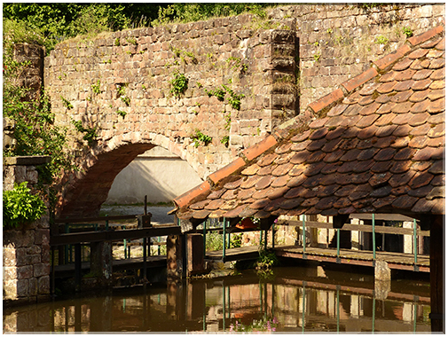 9399 Wissembourg-Le rempart enjambant la Lauter.JPG