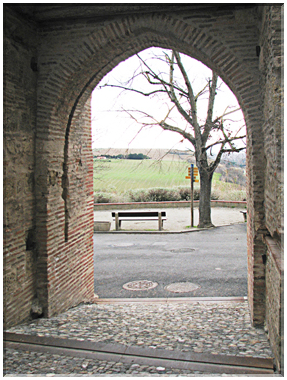 9461 Clermont le Fort-La porte fortifiée.jpg