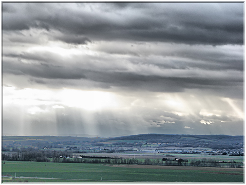 9465 Clermont le Fort-Un ciel bien menaçant sur la vallée de l'Ariège.jpg