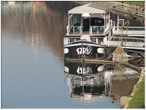 9468 Toulouse-Une péniche transformée en restaurant quai de la Daurade.jpg