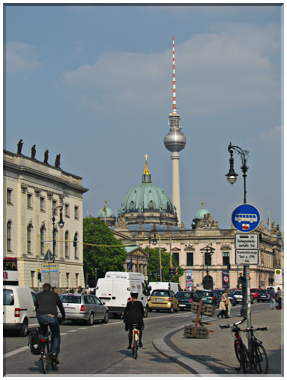 9501 Allemagne-Berlin-Unter den Linden-Le Dom et la tour TV.jpg