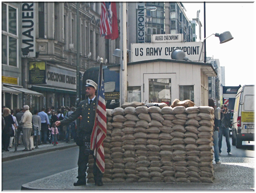9503 Allemagne-Berlin-Checkpoint Charlie.jpg