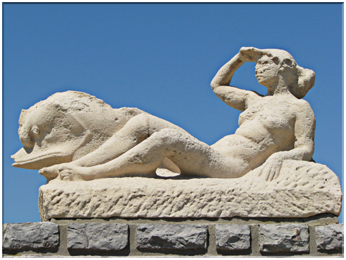 9548 Grau d'Agde-La dame au dauphin.jpg
