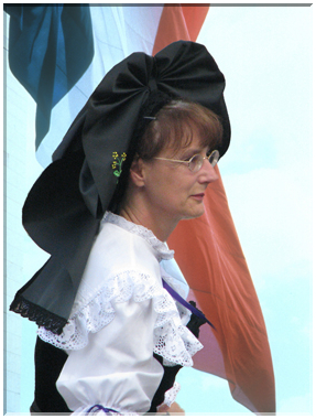 9577 Alsacienne en costume traditionnelle (montage).jpg