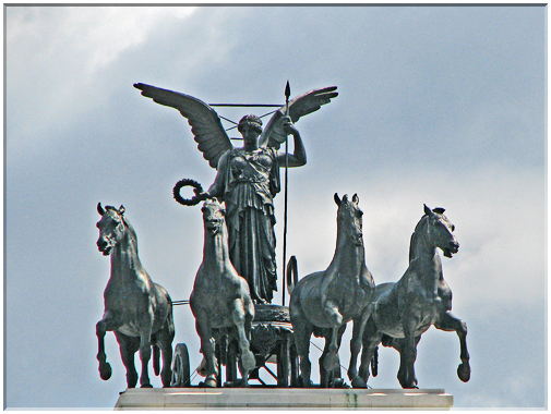 9616 Rome-Place de Venise-Un des quadriges coiffant le Vittoriano.jpg