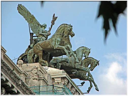 9623 Rome-Le quadrige coiffant la Cour de Cassation.jpg