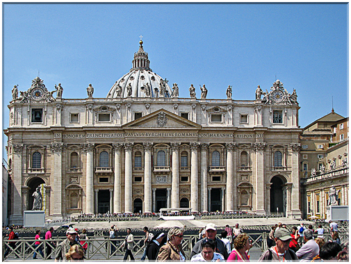 9634 Vatican-La façade du côté de la place St-Pierre.jpg