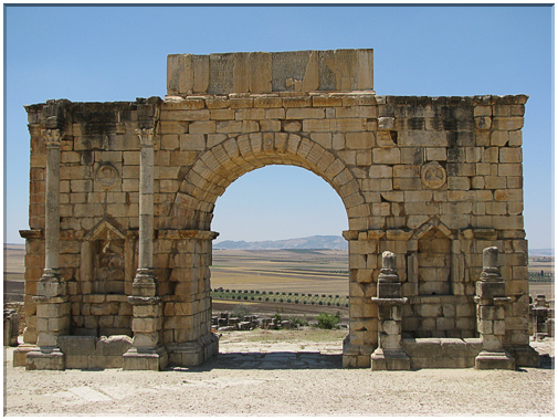9676 Maroc-Volubilis-L'arc de triomphe.jpg
