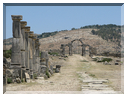 9677 Maroc-Volubilis-Le decumanus et la porte de Tanger.jpg