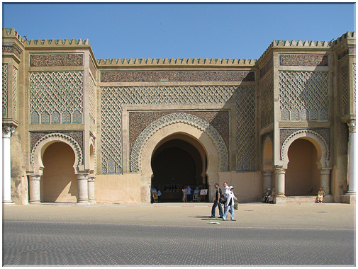 9682 Maroc-Meknès-La porte Bab Mansour.jpg