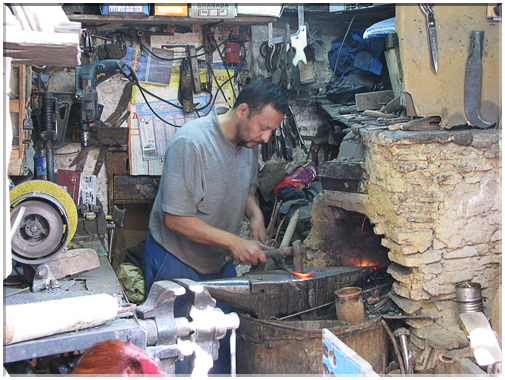 9688 Maroc-Fès-Un atelier d'artisan.jpg