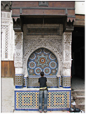 9690 Maroc-Fès-La fontaine Nejjarine.jpg