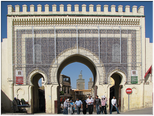9693 Maroc-Fès-La porte Bab Boujeloud.jpg